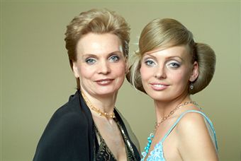 Две женщины с макияжем